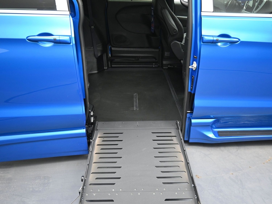 Blue Chrysler Pacifica image number 10