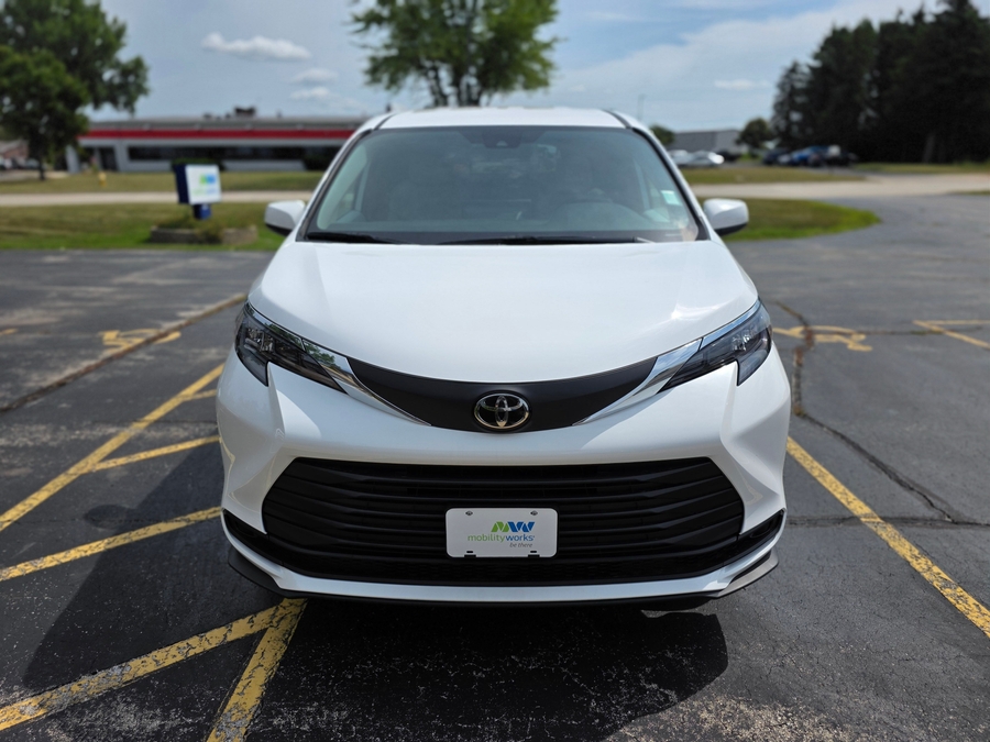 White Toyota Sienna image number 1