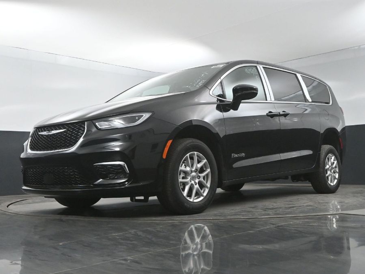 Black Chrysler Pacifica image number 18