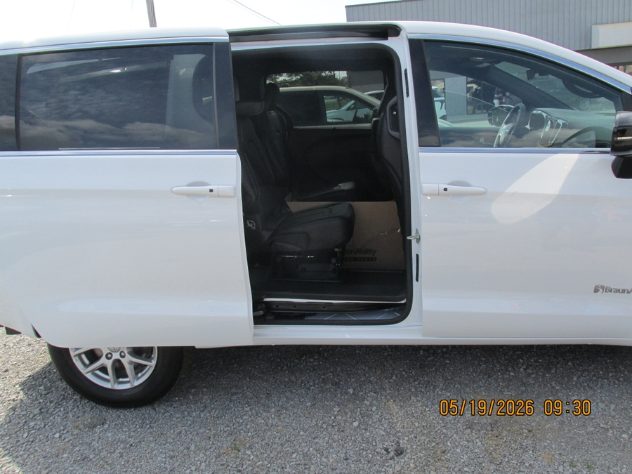 White Chrysler Voyager image number 6