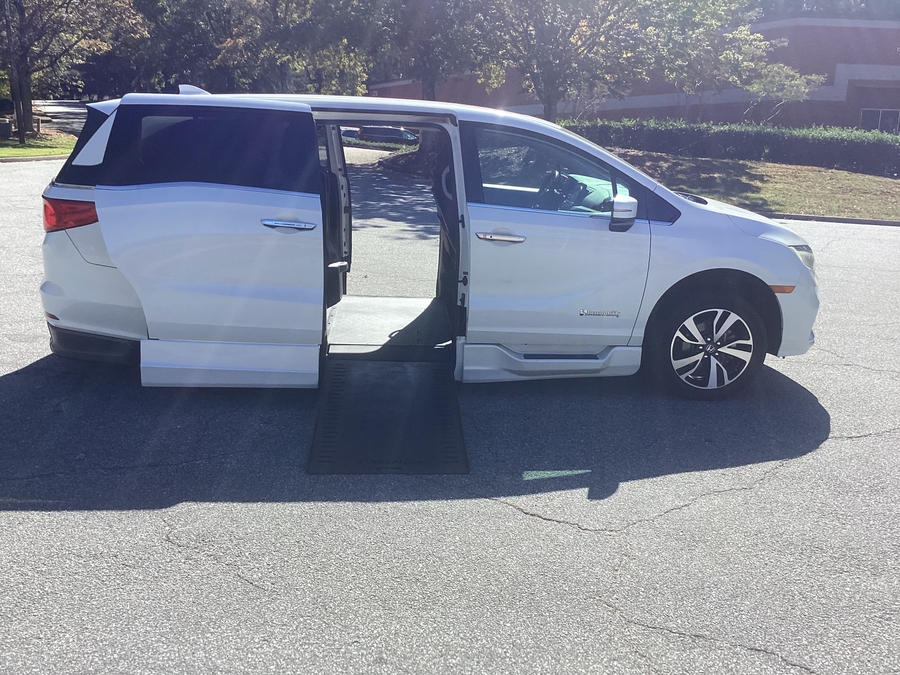 White Honda Odyssey image number 8