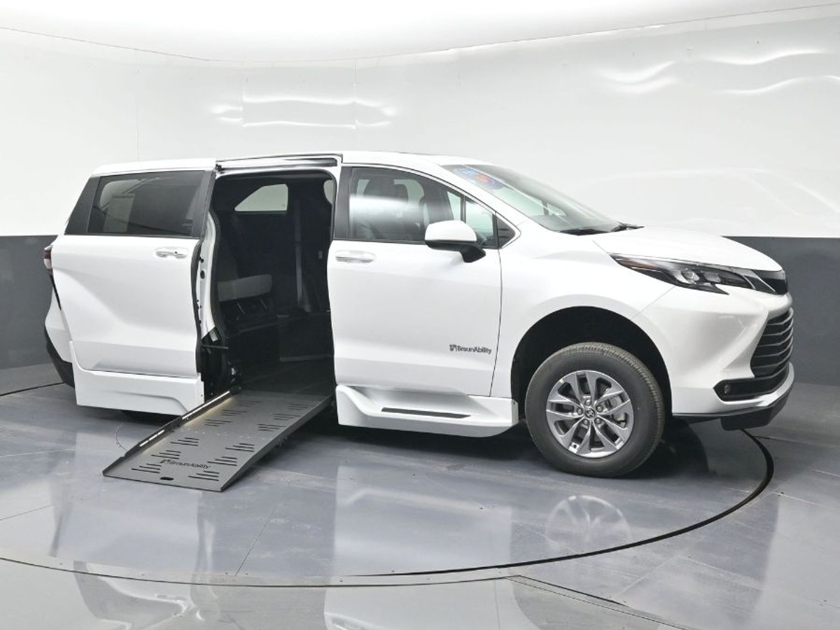 2025 TOYOTA SIENNA - Image 2