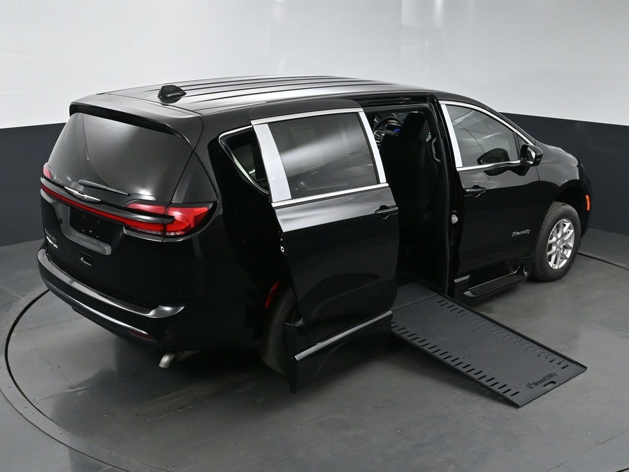 New 2025 Chrysler Pacifica Select Safety - BraunAbility Side Entry Entry In Floor Automatic Ramp
