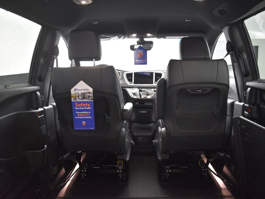 New 2025 Chrysler Pacifica Select Safety - BraunAbility Side Entry Entry Fold Out Automatic Ramp