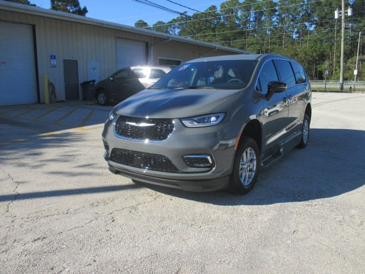 Grey Chrysler Pacifica image number 2