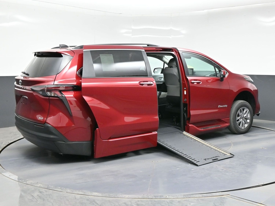 New 2026 Toyota Sienna Hybrid XLE Base - BraunAbility Side Entry In Floor Automatic Ramp
