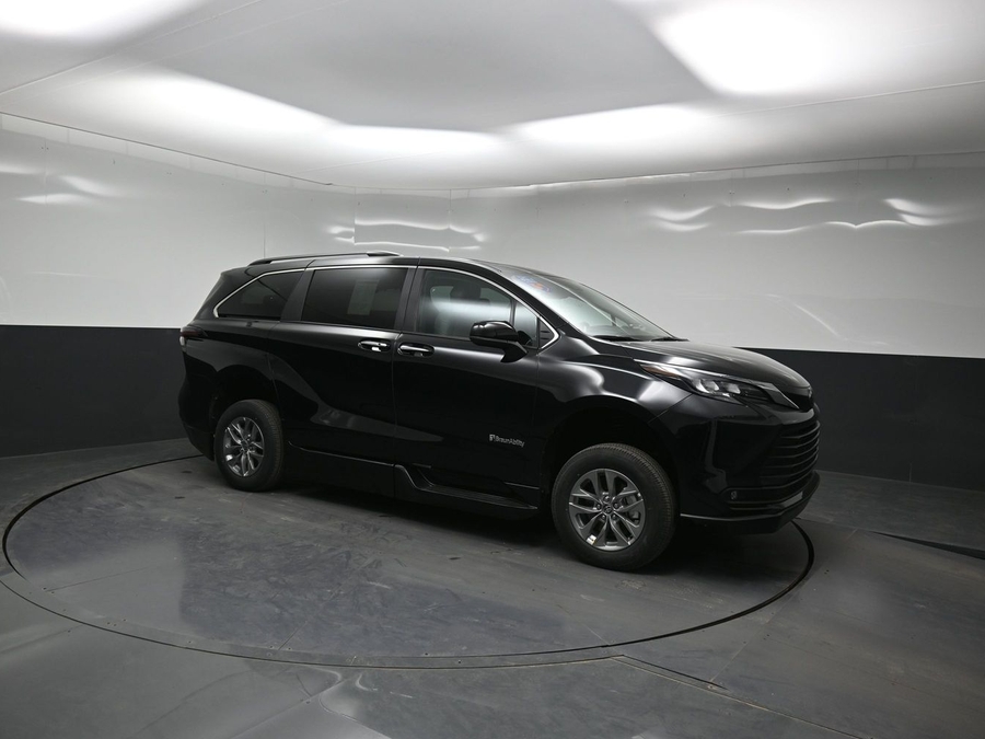 New 2026 Toyota Sienna Hybrid XLE Add - BraunAbility Side Entry Fold Out Automatic Ramp