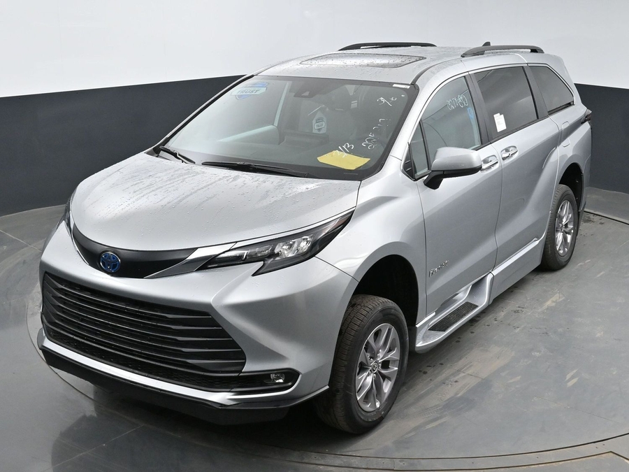 New 2025 Toyota Sienna Hybrid XLE Plus - BraunAbility Side Entry Entry Fold Out Automatic Ramp