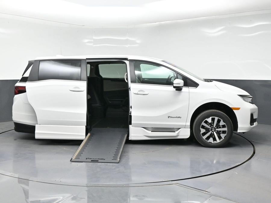 White Honda Odyssey with Side Entry Automatic In Floor ramp