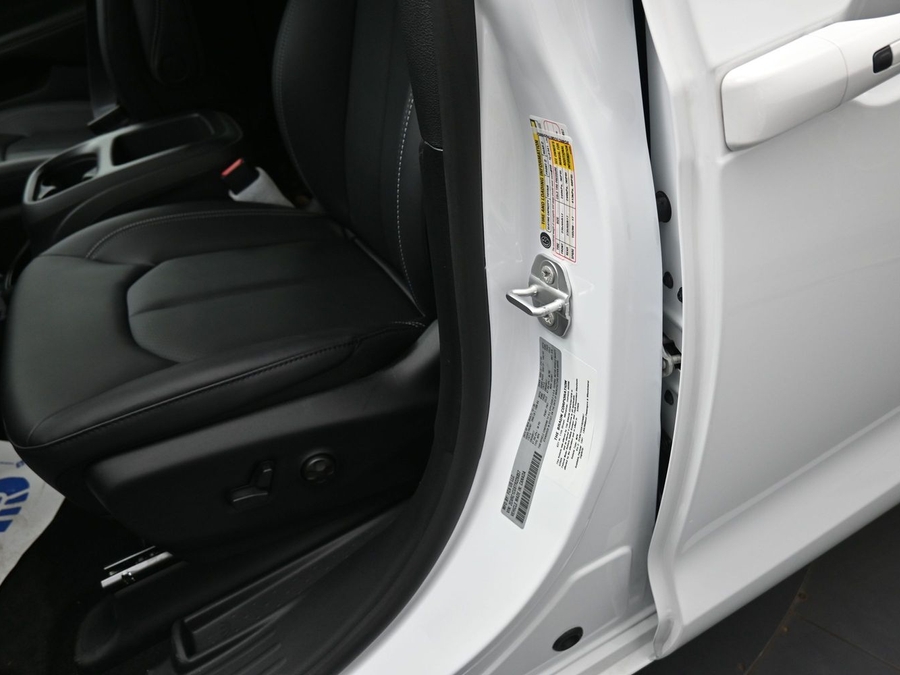 White Chrysler Voyager image number 18