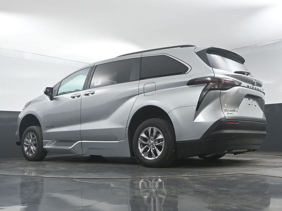 New 2025 Toyota Sienna Hybrid XLE Plus - BraunAbility Side Entry Entry In Floor Automatic Ramp