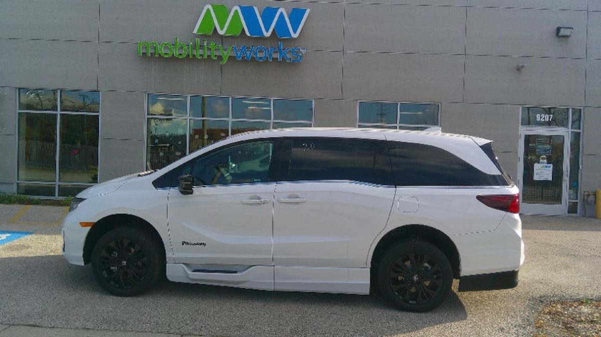 White Honda Odyssey image number 3