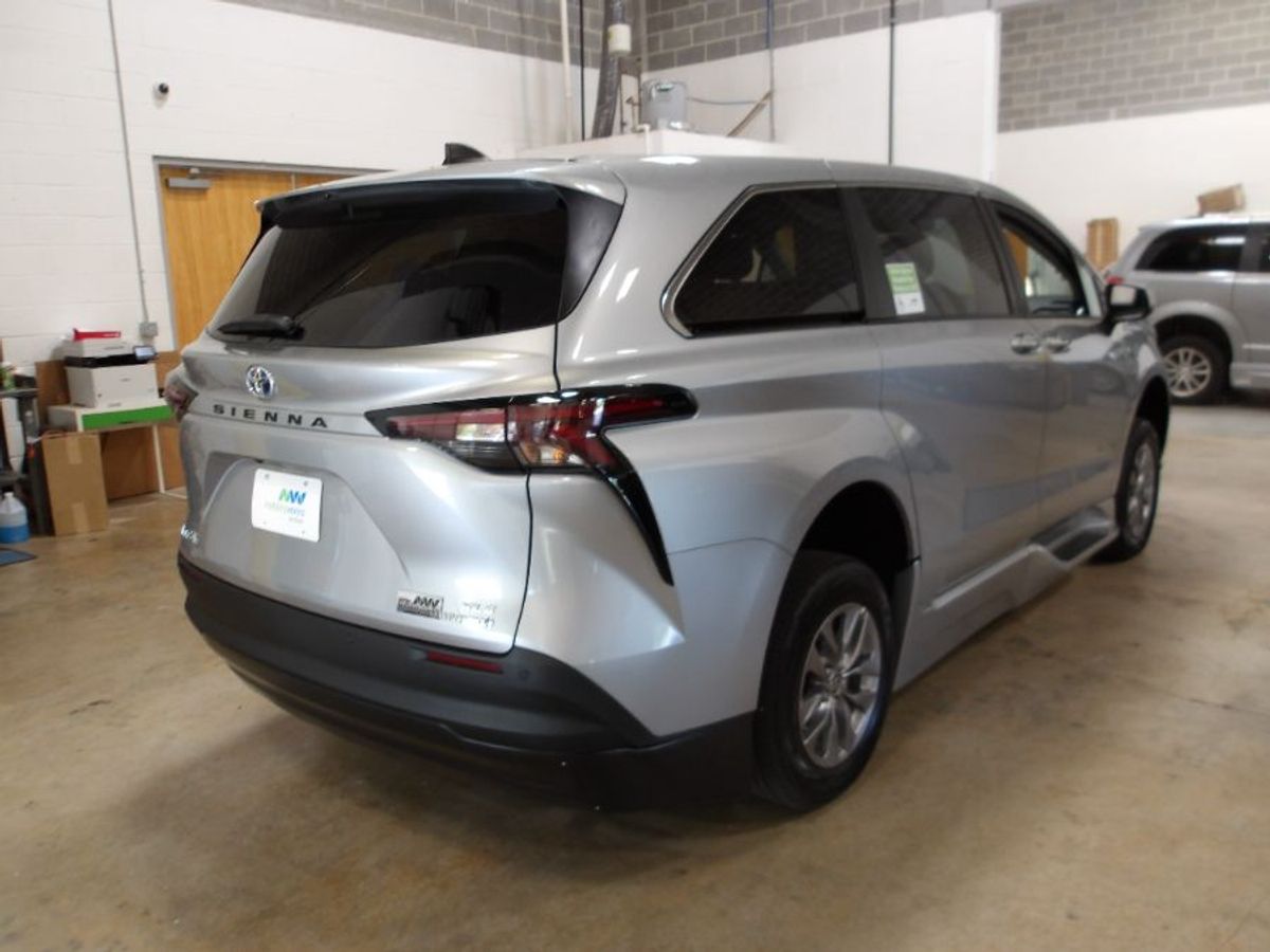 Silver Toyota Sienna image number 5