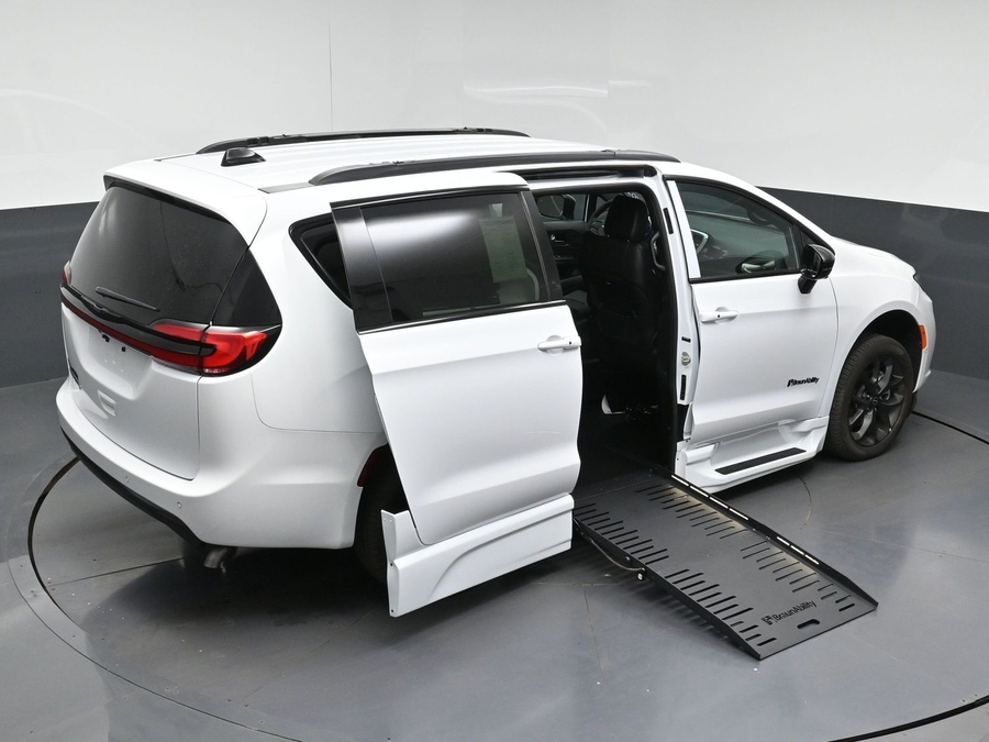 New 2026 Chrysler Pacifica Select Sport - BraunAbility Side Entry Fold Out Automatic Ramp