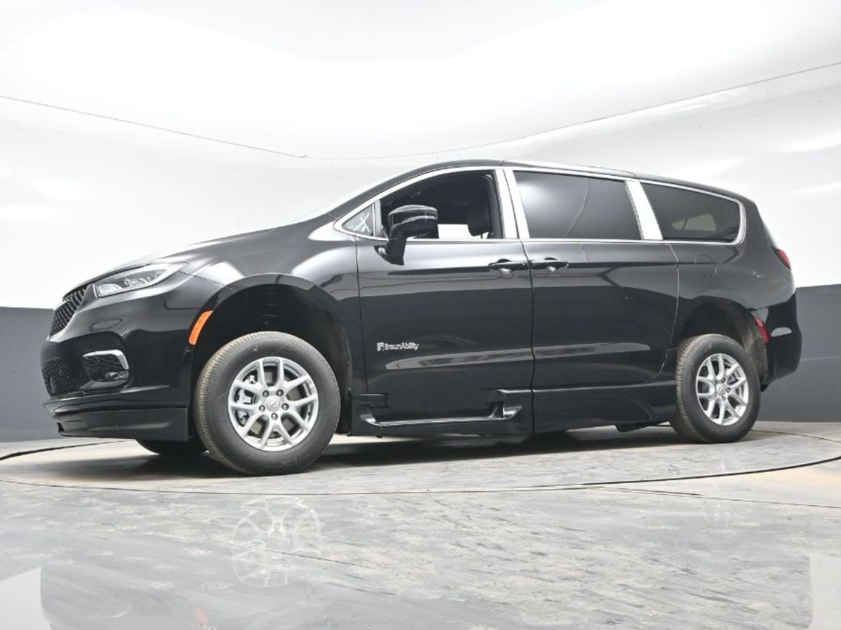 Black Chrysler Pacifica image number 24