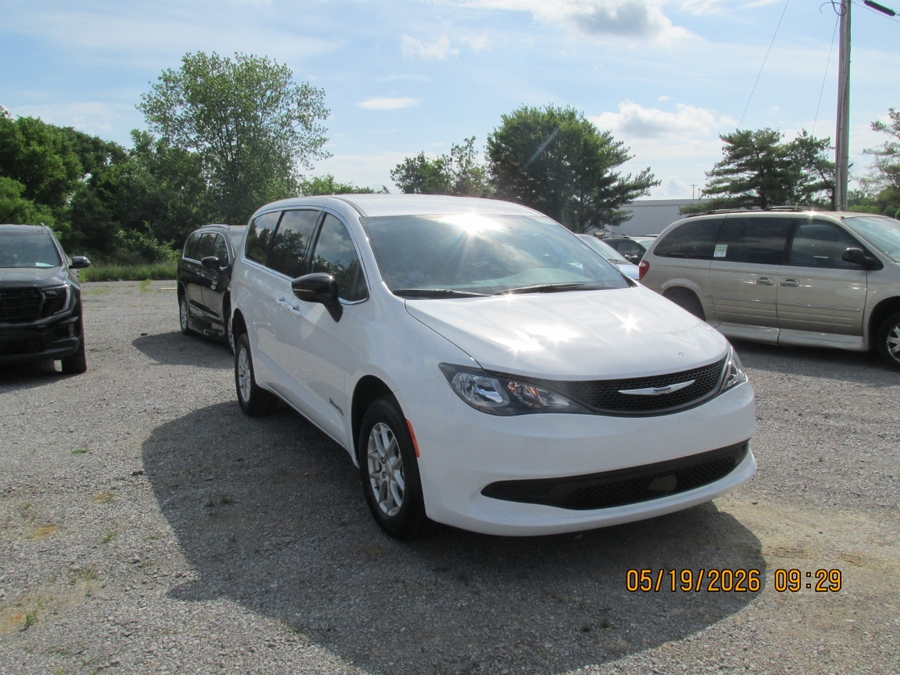 White Chrysler Voyager image number 4
