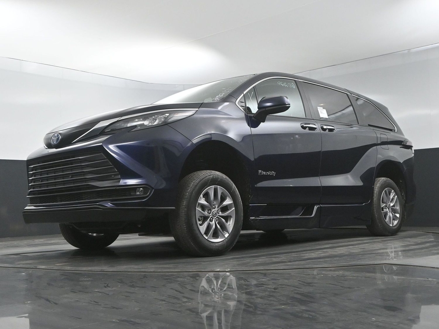 New 2025 Toyota Sienna Hybrid XLE Base - BraunAbility Side Entry Entry Fold Out Automatic Ramp