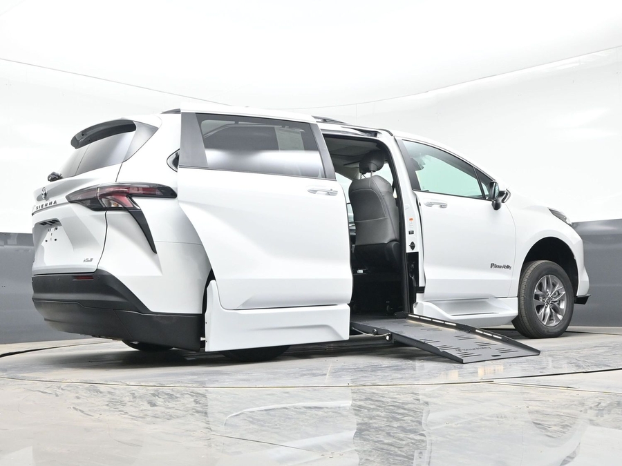 New 2026 Toyota Sienna Hybrid XLE Add - BraunAbility Side Entry Fold Out Automatic Ramp