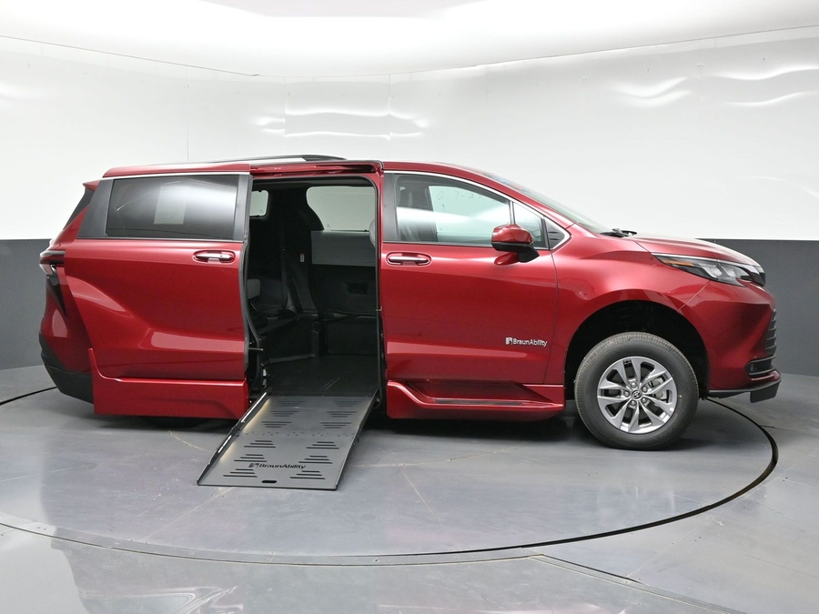 Red Toyota Sienna image number 7
