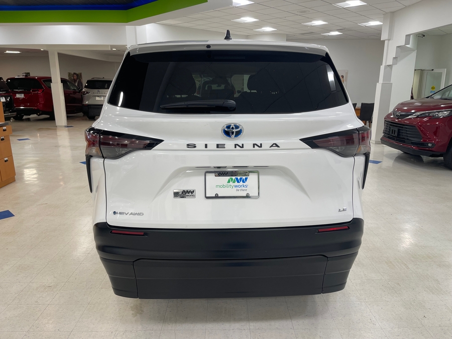 White Toyota Sienna image number 3