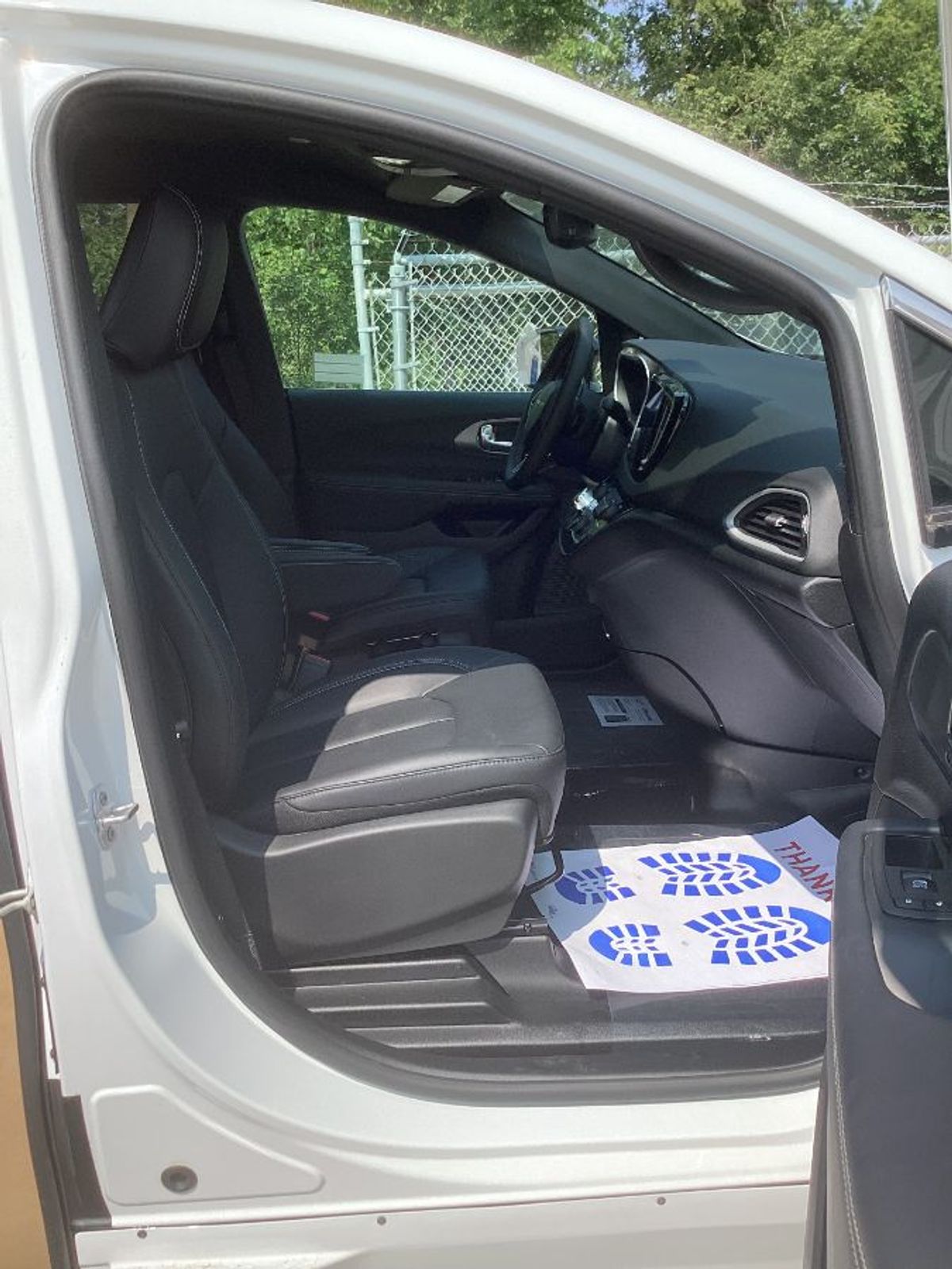 White Chrysler Voyager image number 5