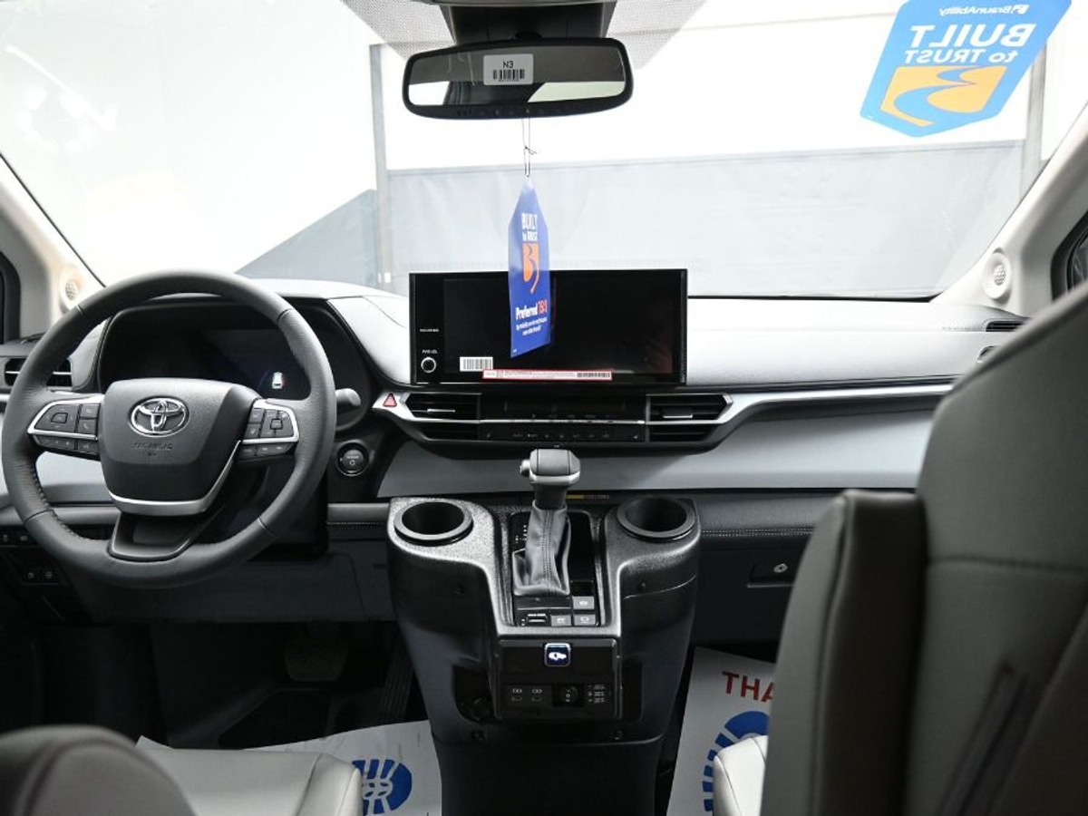 Black Toyota Sienna image number 12