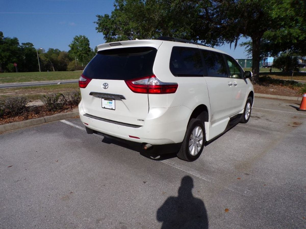 White Toyota Sienna image number 8