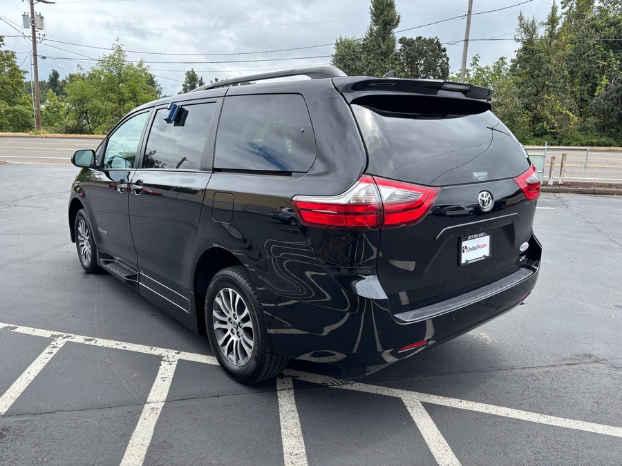 Used 2020 Toyota Sienna XLE Premium - BraunAbility Side Entry In Floor Automatic Ramp