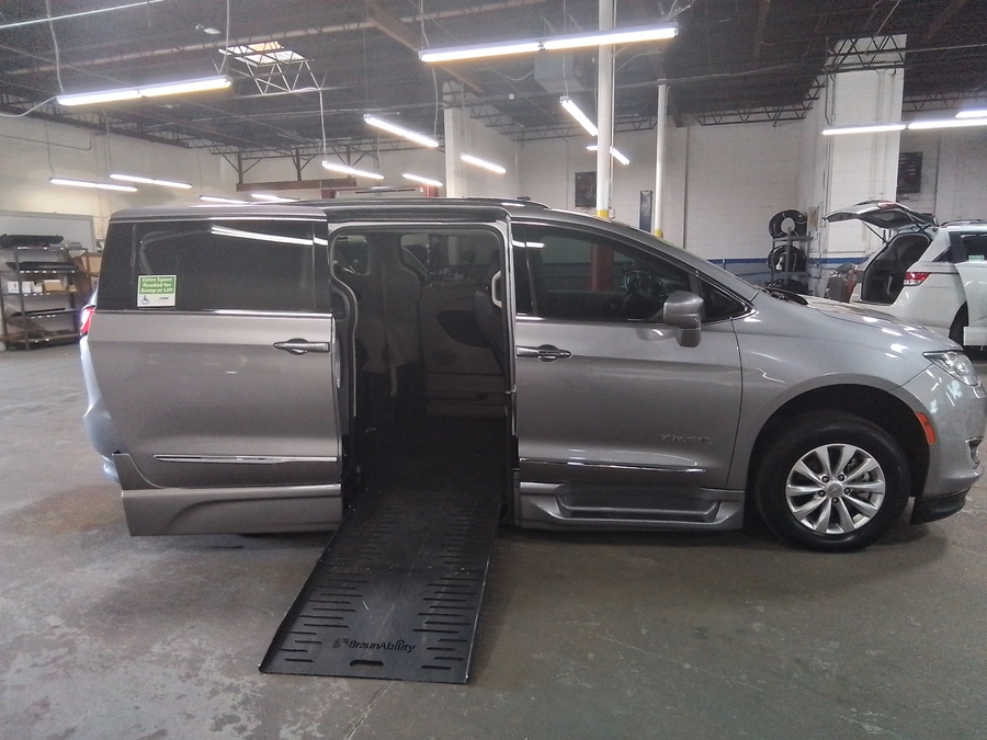 Silver Chrysler Pacifica image number 7