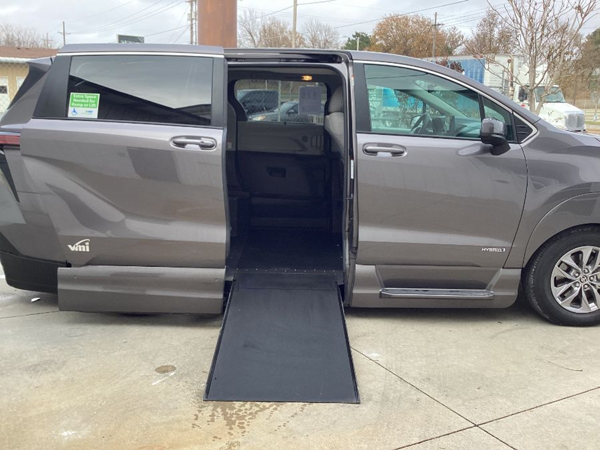 2021 Toyota Sienna LE's photo