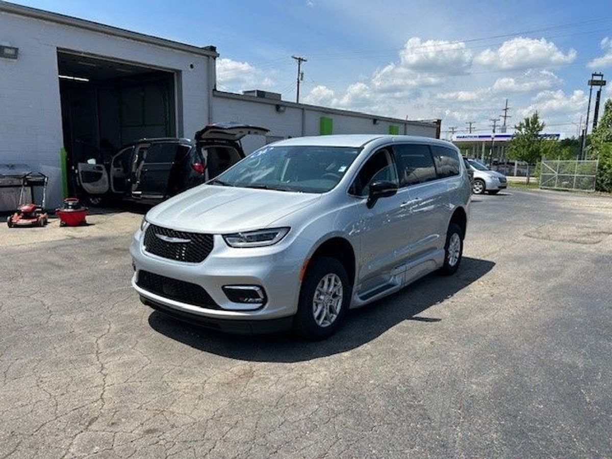 Silver Chrysler Pacifica image number 7