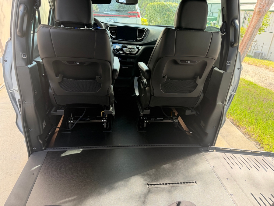 Silver Chrysler Pacifica image number 3
