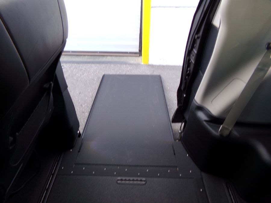 Grey Chrysler Voyager image number 2