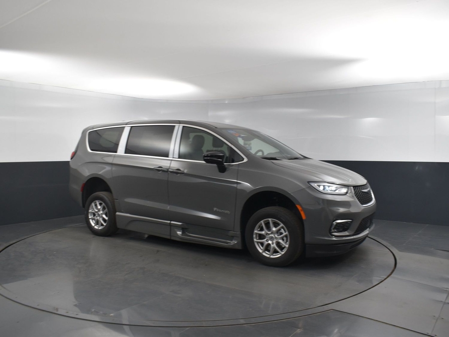 New 2025 Chrysler Pacifica Select Safety - BraunAbility Side Entry Entry Fold Out Automatic Ramp