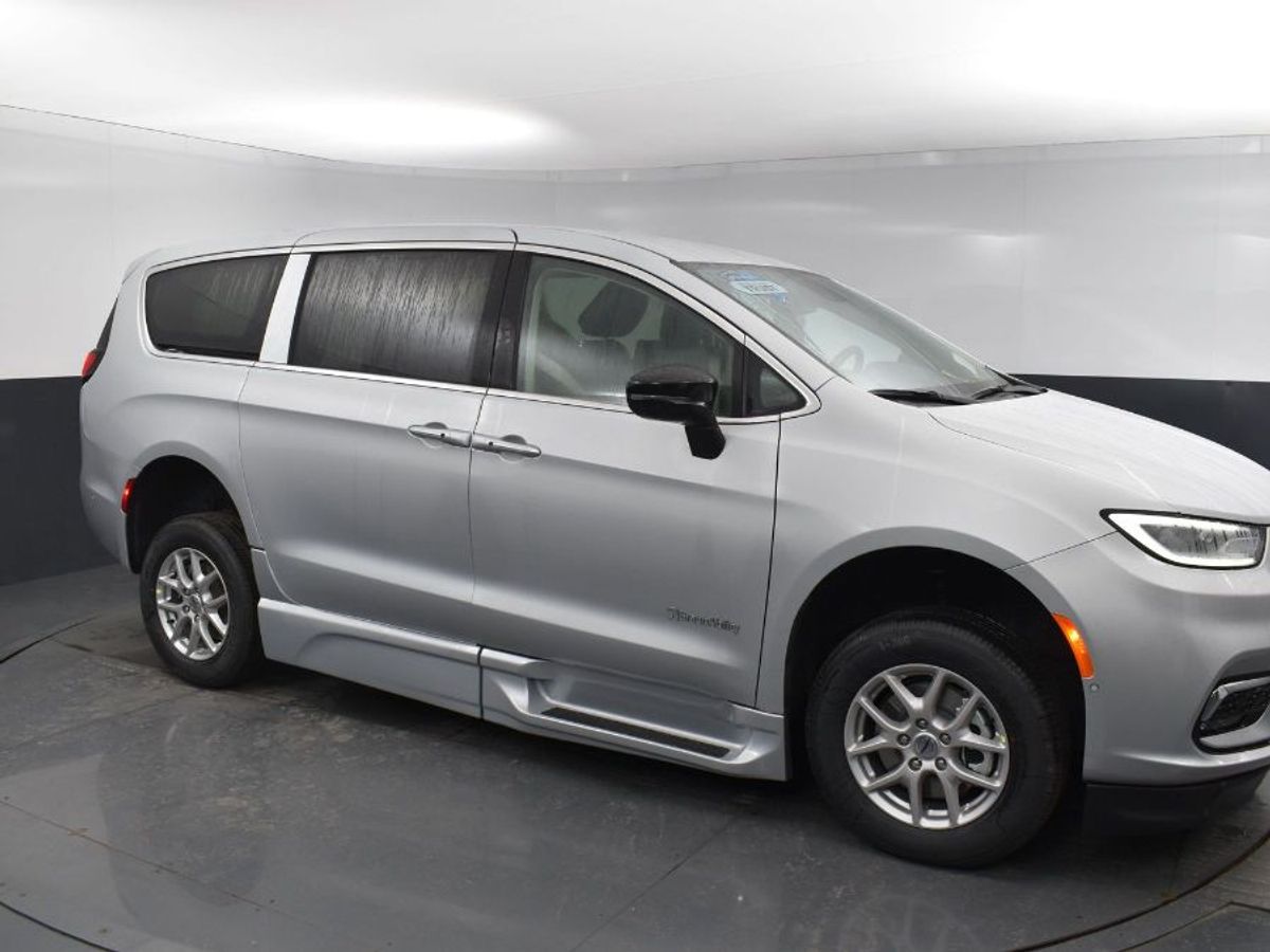 Silver Chrysler Pacifica image number 9