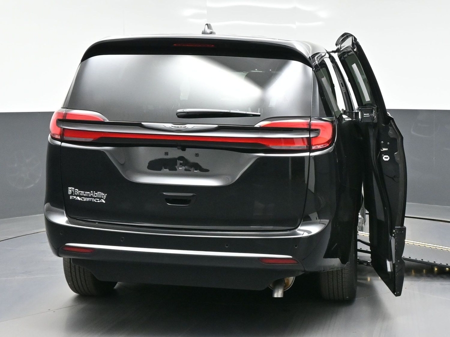 Black Chrysler Pacifica image number 5
