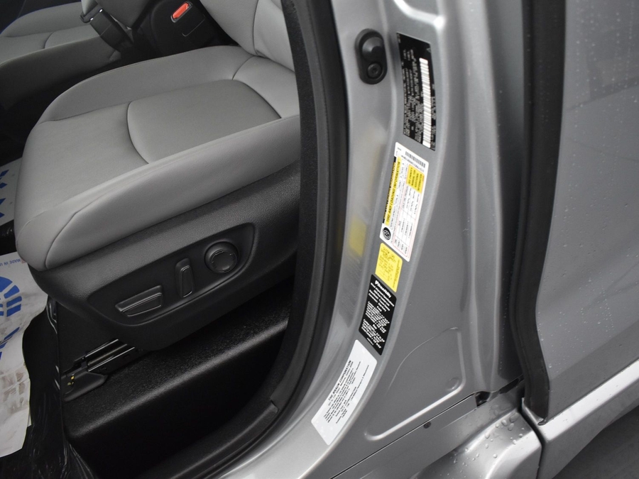 New 2025 Toyota Sienna Hybrid XLE Base - BraunAbility Side Entry Entry Fold Out Automatic Ramp