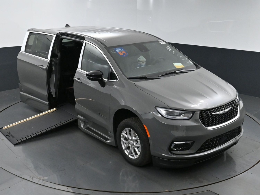 New 2025 Chrysler Pacifica Select Safety - BraunAbility Side Entry Entry In Floor Automatic Ramp