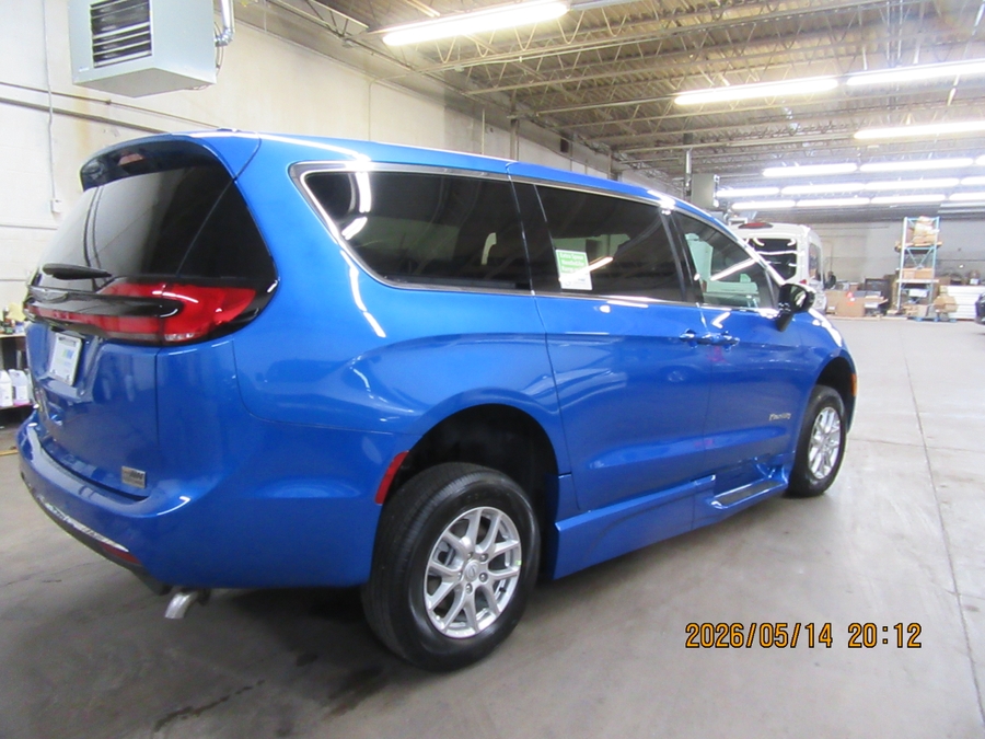 Blue Chrysler Pacifica image number 35