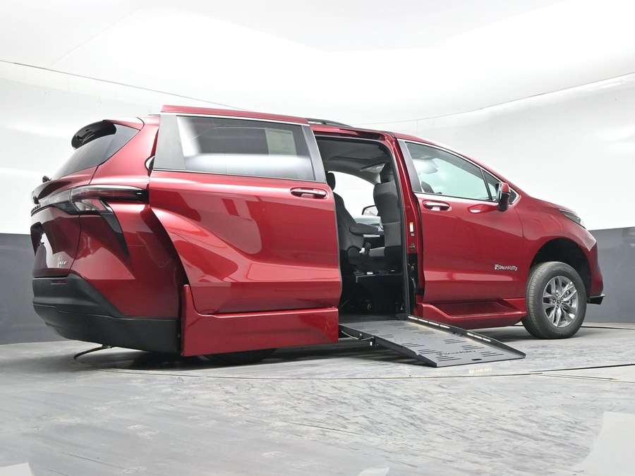 New 2026 Toyota Sienna Hybrid XLE Base - BraunAbility Side Entry Entry Fold Out Automatic Ramp