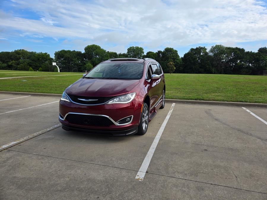 Used 2018 Chrysler Pacifica Limited - BraunAbility Side Entry Entry In Floor Automatic Ramp