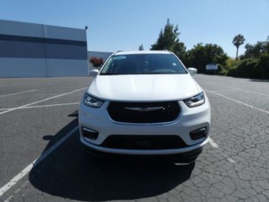 White Chrysler Pacifica image number 3