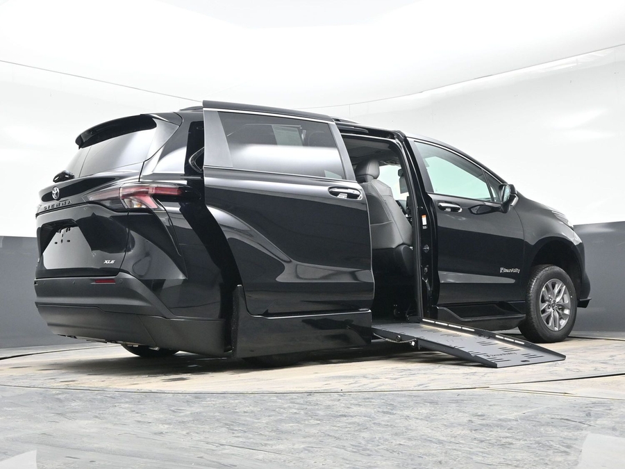 New 2026 Toyota Sienna Hybrid XLE Base - BraunAbility Side Entry Entry Fold Out Automatic Ramp
