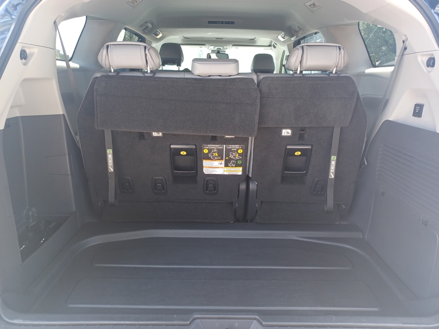Blue Toyota Sienna image number 19