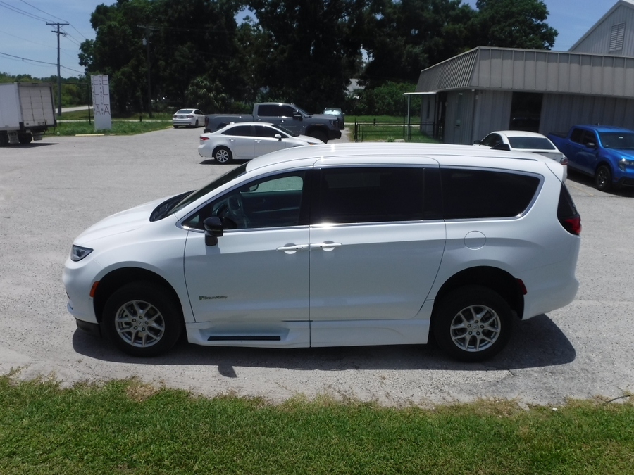 White Chrysler Pacifica image number 18