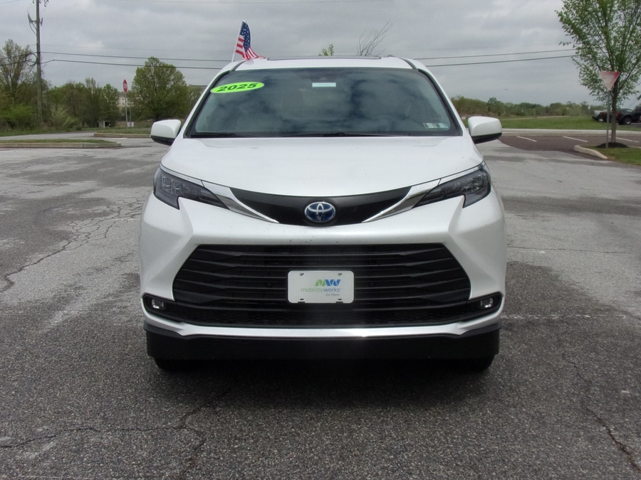 White Toyota Sienna image number 1