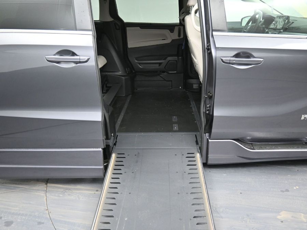 Grey Honda Odyssey image number 11