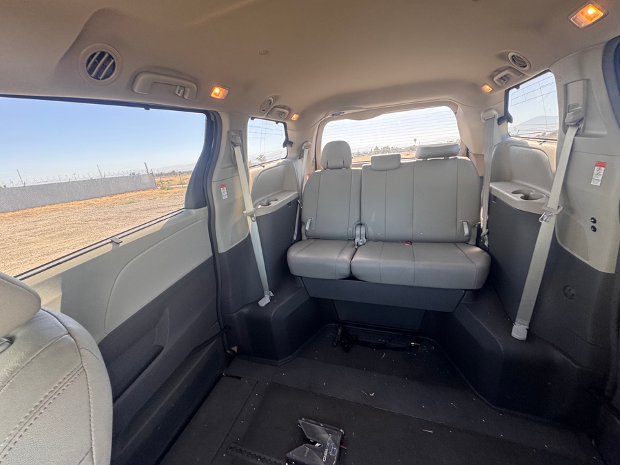 Gold Toyota Sienna image number 6