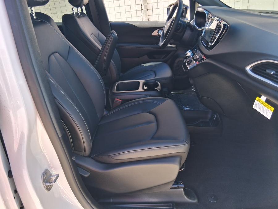 White Chrysler Voyager image number 3