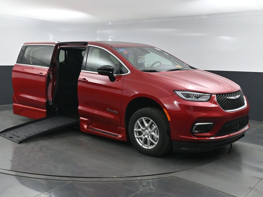 New 2025 Chrysler Pacifica Select Plus - BraunAbility Side Entry Entry Fold Out Automatic Ramp